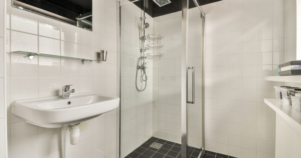 Como Limpar Box de Vidro no Banheiro em Porto Alegre: 4 Passos e Dicas Box de vidro em Porto Alegre